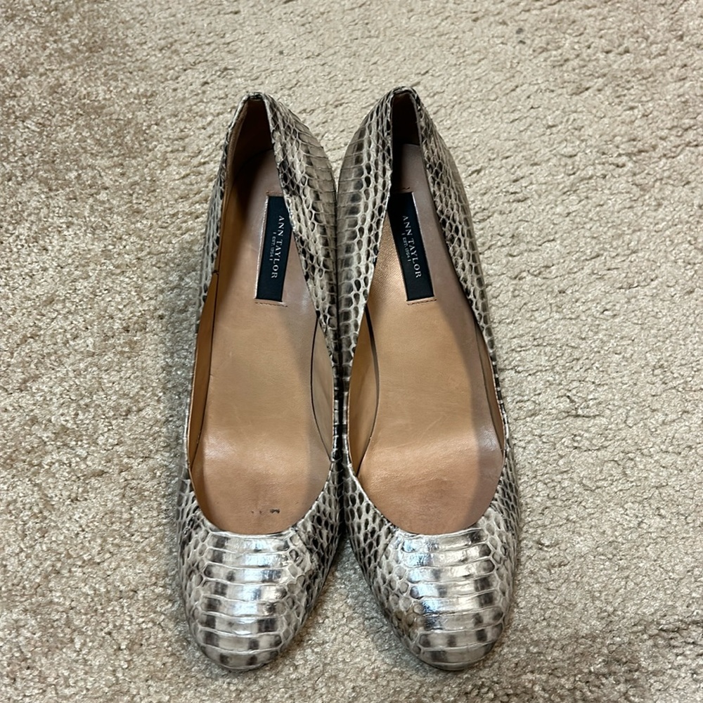 Ann Taylor snake print size 7.5 pumps